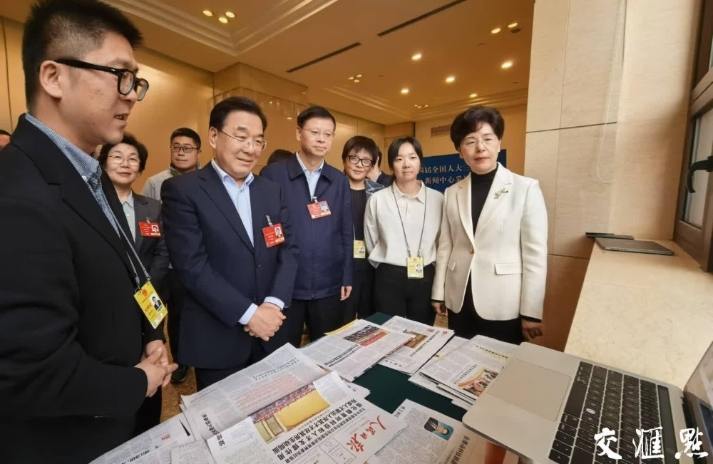 信長星許昆林張義珍看望參加全國兩會報(bào)道的新聞工作者